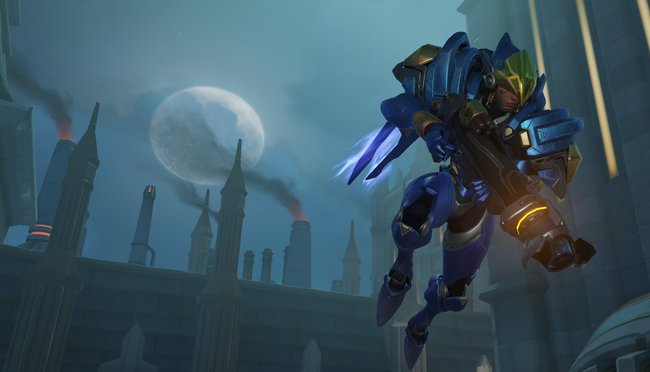 Pharah ist eine der wenigen Helden, die fliegen können. Nutzt dies aus.