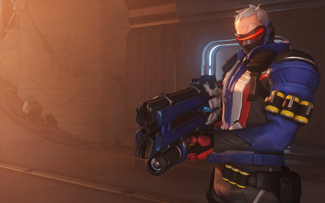 Mit Soldier: 76 sprintet ihr schnell zu euren Gegnern und teilt viel Schaden aus.