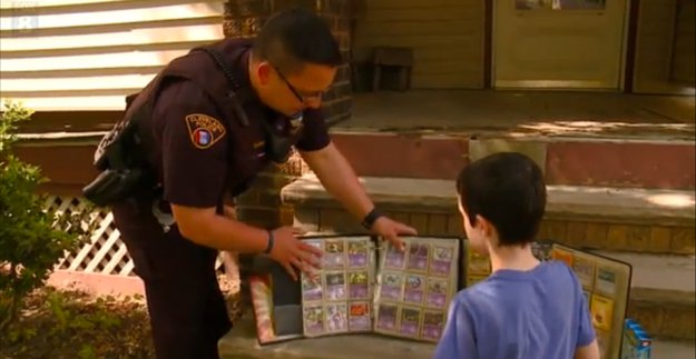 Herzzerreißend: Polizist schenkt bestohlenem Jungen seine komplette Pokémon-Kollektion