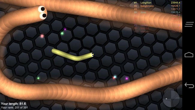 Slither.io: Eingekreist! Aber verloren haben wir noch nicht. Der Kopf der Großen ist verwundbar.