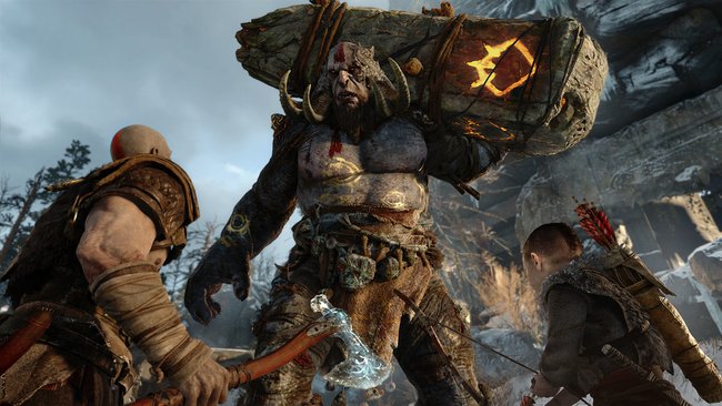 God of War: Zusammen mit seinem Sohn kämpft Kratos gegen einen Troll.