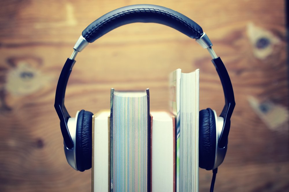 Аудиоверсии книг. Наушники с микрофоном. Книга и наушники. Книжка с наушниками. Аудио в наушниках.