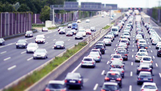 rechts überholen autobahn stau shutterstock_358496297