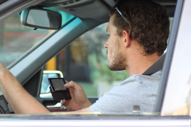 Fahrverbot für Handy am Steuer? Verkehrspolitiker fordern härtere Strafen