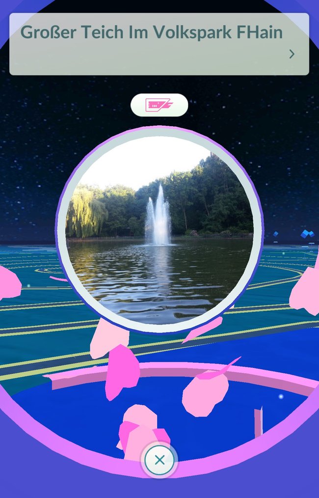 In diesem PokéStop ist ein Lockmodul angebracht, was euch und anderen Spielern 30 Minuten lang wilde Pokémon bringt.