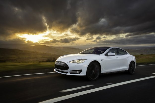 Tesla Model S: Fahrer stirbt während Autopilot aktiv ist