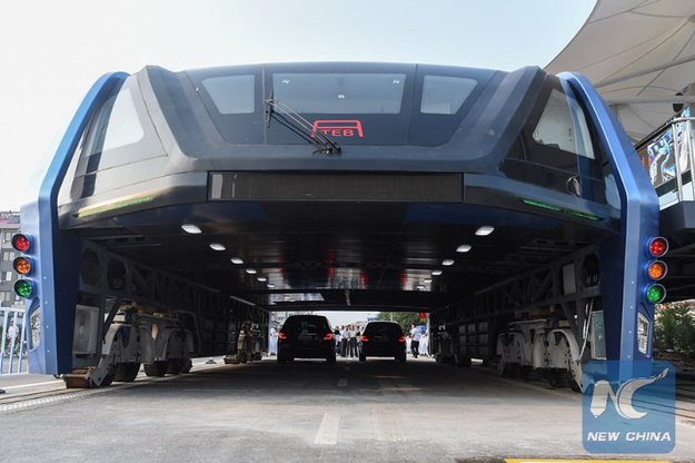 China bekommt Bus, der über Stau hinwegschwebt