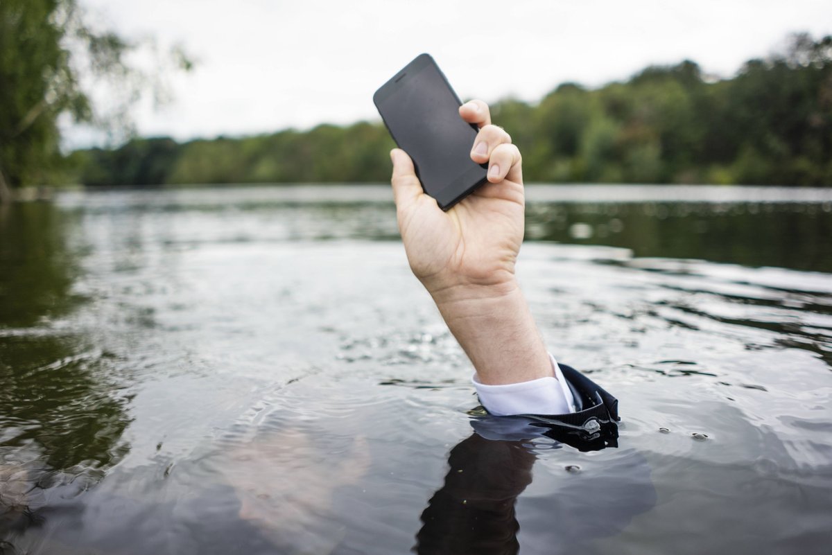 Handy Ins Wasser Gefallen Geht Nicht Mehr An