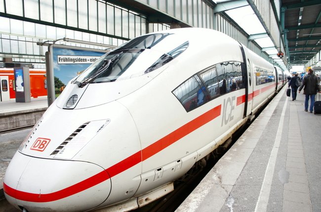Im ICE der deutschen Bahn gibt es ebenfalls kostenloses WLAN. Bildquelle: Shutterstock.com – Hiya Hiyo