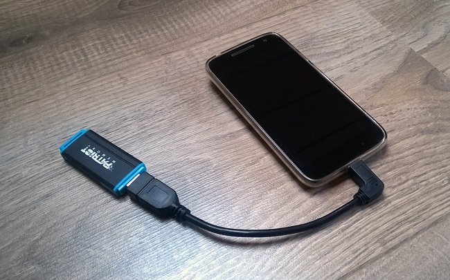 Der USB-Stick wird per speziellem Kabel mit dem Handy verbunden. (Bildquelle: GIGA)