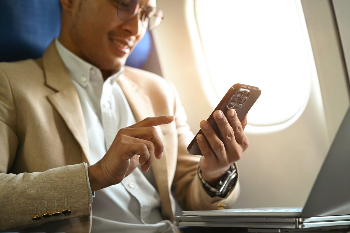Flugmodus im Flugzeug: Warum sollte man ihn am Handy einschalten?