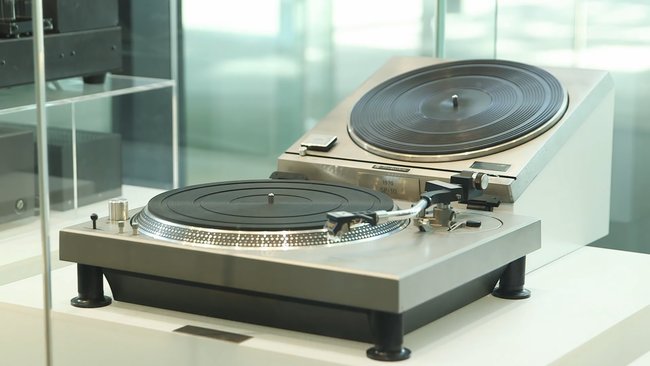 Kultobjekte für DJs: Die Technics SL-1200 Serie. (Quelle: Screenshot Technics Video)