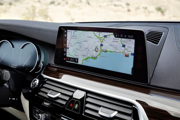 BMW: Wireless CarPlay erstmals in neuer 5er Limousine im Einsatz