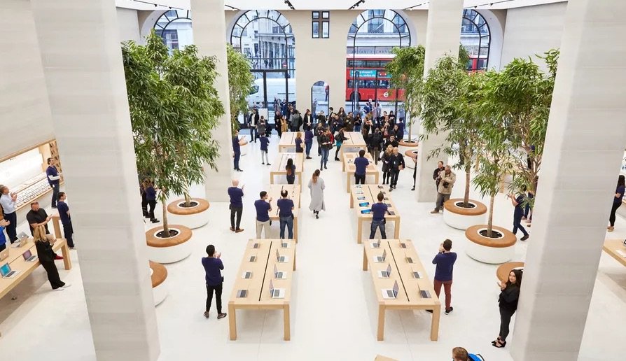 Im Londoner Apple Store sind die Design-Blumentöpfe offenbar bereits im Einsatz.