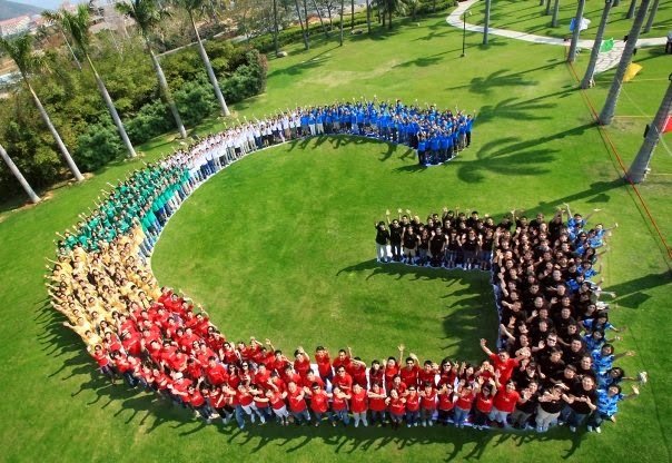 Google-Mitarbeiter bilden das "G" von Google. (Quelle: Google)