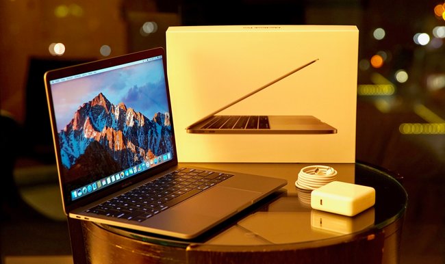 Im Lieferumfang des MacBook Pro: Netzteil und USB-C-Kabel.