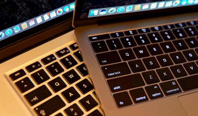 Rechts die größeren Tasten des MacBook Pro 20116, links darunter zum Vergleich das Vorgängermodell.