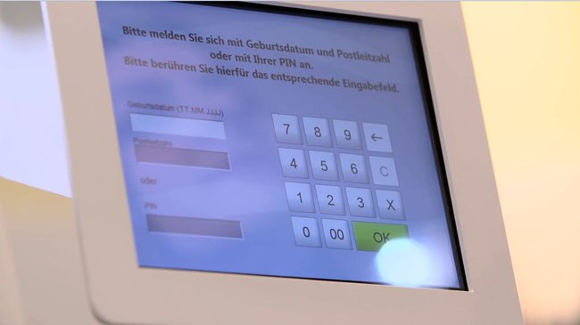 DM: Am Terminal der Kasse könnt ihr mit Payback-Punkten bezahlen.