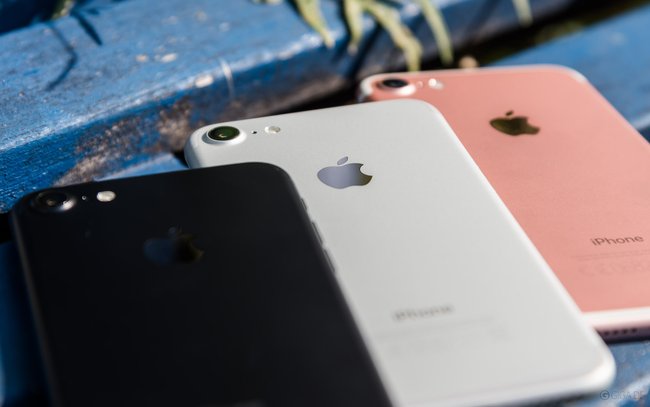 Das Rot des iPhone 7s wird deutlich kräftiger als das Rosa des iPhone 7, hier im Bild.