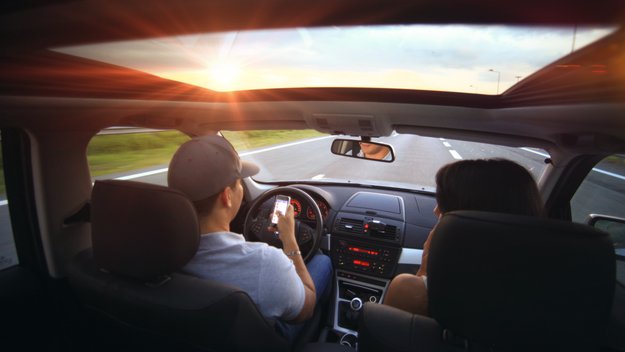 „Automodus“ geplant: Smartphones sollen Apps während der Fahrt blocken