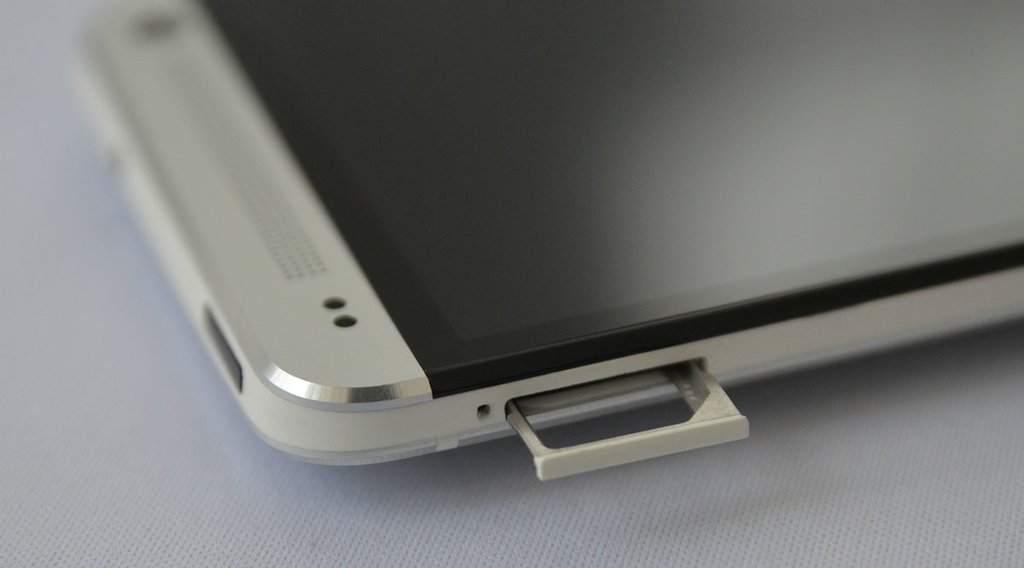 Hier nutzt ihr eine Handy-Nadel, um den Einschub am Smartphone zu öffnen. Bild: GIGA