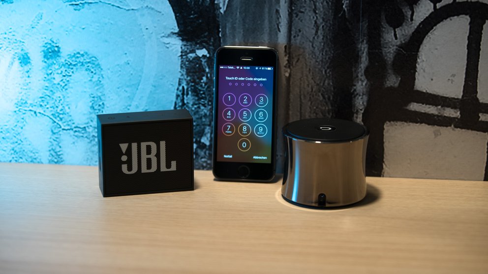 JBL Go und Dockin D Solid im Größenvergleich mit einem iPhone 5s