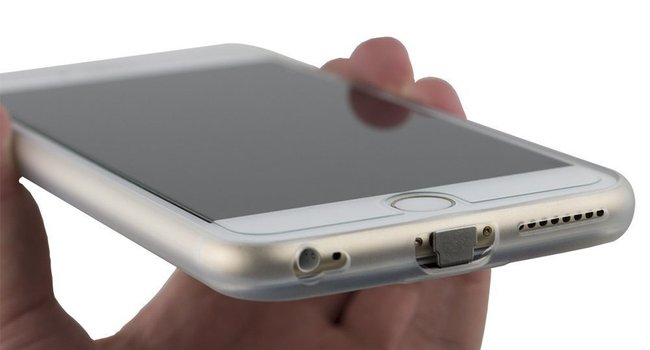 Mit dem Qi-Adapter ladet ihr euer iPhone 7 drahtlos, ähnlich wie im Bild. Bild: TecnicoWorld