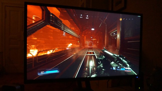 Im Halbdunkel Doom zu spielen macht einen Heidenspaß auf dem Acer Predator XB321HK