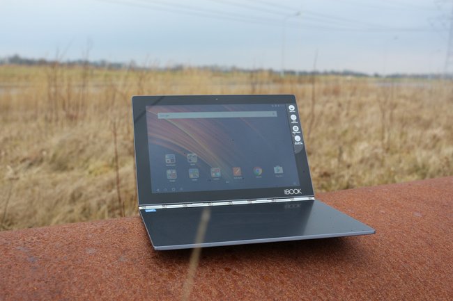 Lenovo-Yoga-Book-Test-Display-ausseneinsatz-q_giga