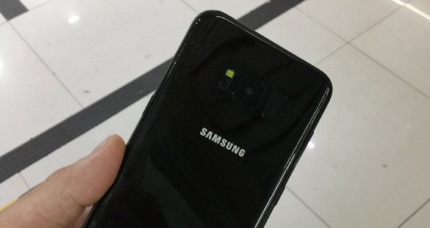 Schimmernd schön: So sieht das Galaxy S8 in Hochglanz-Schwarz aus
