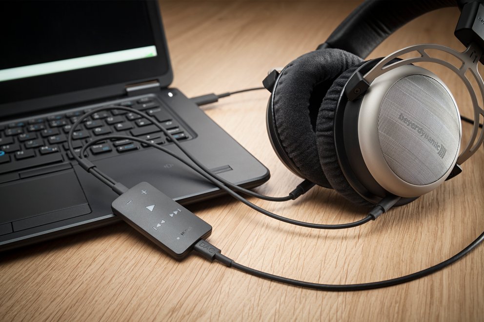 Der Beyerdynamic Impacto essential kann mit dem beiliegenden USB-A-Kabel auch an Notebooks angeschlossen werden (Quelle: Beyerdynamic) 