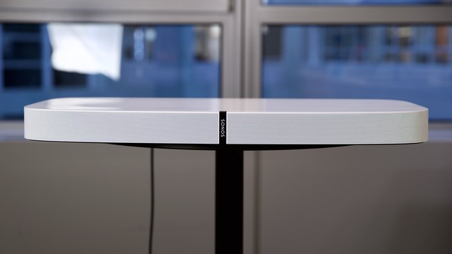 Sehr flach, aber mit vollem Sound: Die SONOS Playbase erfüllt die Träume von Minimalisten