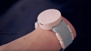 Dieses Armband lässt Parkinson-Patientin wieder schreiben