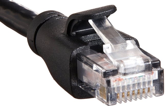 Der RJ45-Stecker eines handelsüblichen Netzwerkkabels.