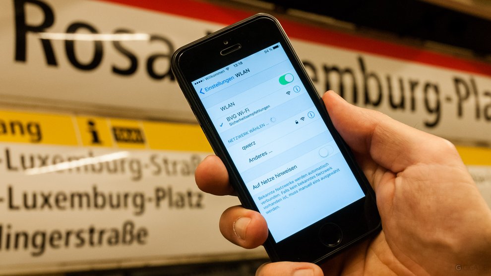 Auf der Mitte des Bahnsteigs ist der Empfang des BVG Wi-Fi meist am besten (Foto: S. Trepesch)