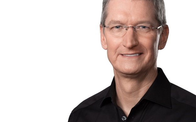 Tim Cook beim Test eines Apple-Watch-Blutzucker-Sensors beobachtet