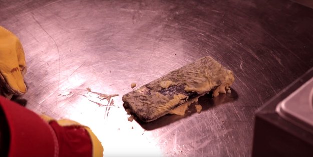 Samsung Galaxy S8 landet in der Fritteuse: Überlebt das Smartphone das heiße Öl?