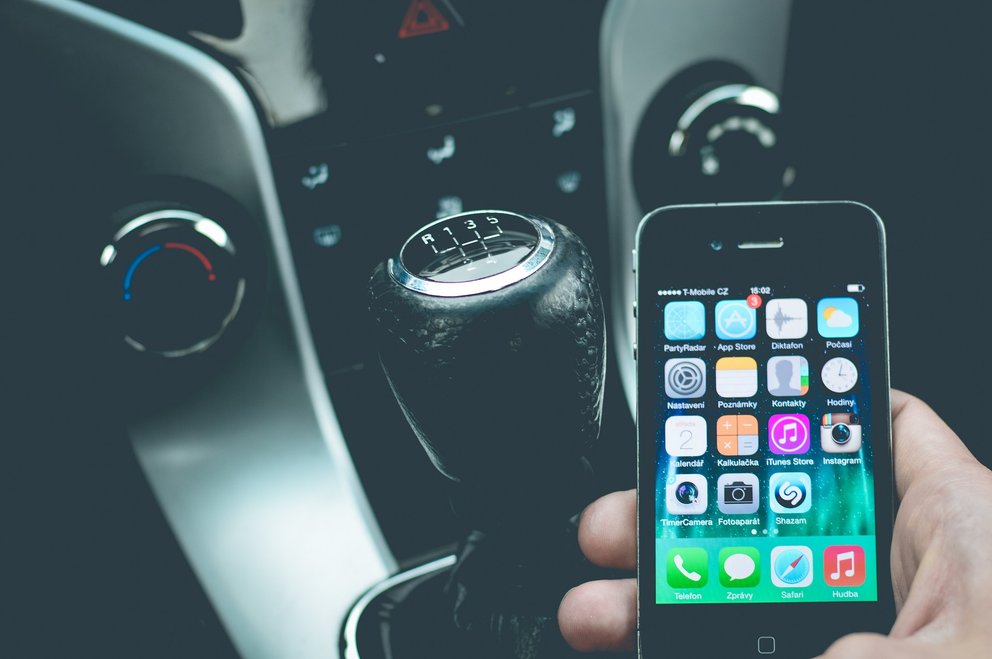 Ab heute wird es teuer: Handy am Steuer bringt höhere Strafen und Fahrverbote
