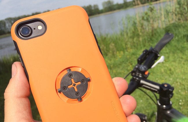 Das Schutzcase ist in Grau und Orange erhältlich.