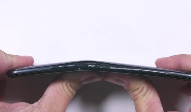 HTC U11: Zerkratzt, verbogen und verbrannt – so robust ist das Smartphone wirklich