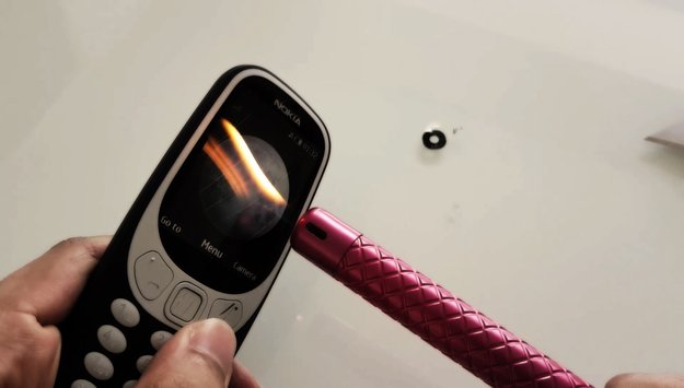 Nokia 3310 (2017) vs. Messer, Flammen, Betonboden: Das Kult-Handy im Härtetest