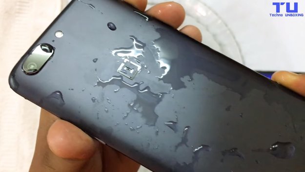 OnePlus 5 im Wasserbad: Wie wasserdicht ist das Smartphone wirklich?