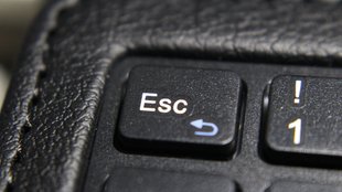 Escape-Taste „Esc“ auf der Tastatur finden
