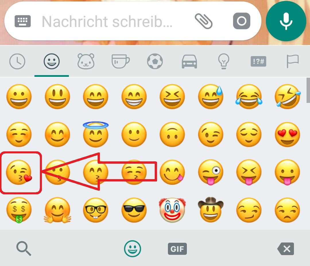 Kuss-Smiley in WhatsApp versenden.