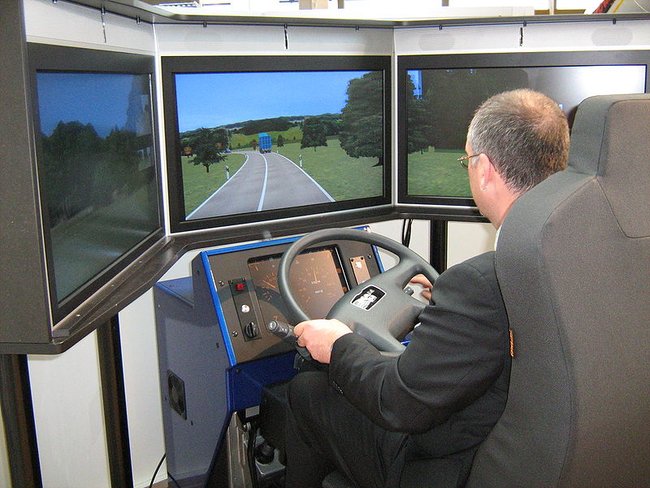 Eine Fahr-Simulation auf der IAA 2008. Bildquelle: Wikipedia