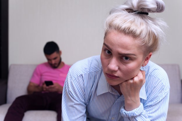 Phubbing: Übersetzung, deutsche Bedeutung und Aussprache des Smartphone-Trends