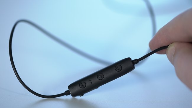 Fernbedienungseinheit des Anker Soundbuds Slim (Quelle: GIGA)