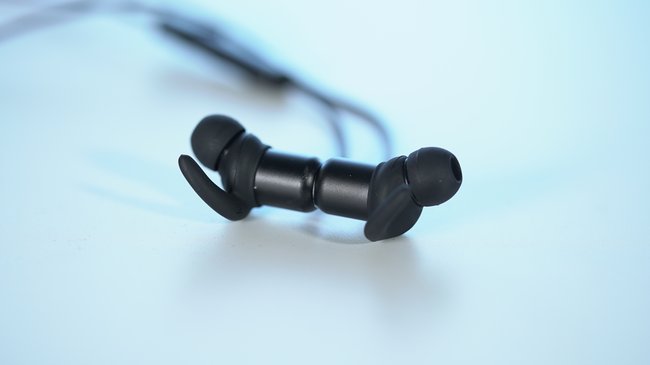 Anker Soundbuds Slim: Die Gehäuse sind leicht magnetisch und halten so zusammen, wenn man den Kopfhörer um den Nacken hängen lässt (Quelle: GIGA)