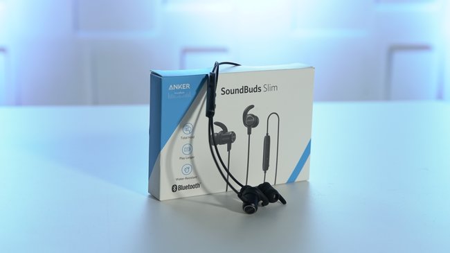 Ankre Soundbuds Slim mit Verpackung: Es werden  vier Paar XS/S/M/L Ohrstücke und drei Paar S/M/L Ohreinsätze mitgeliefert (Quelle:GIGA)