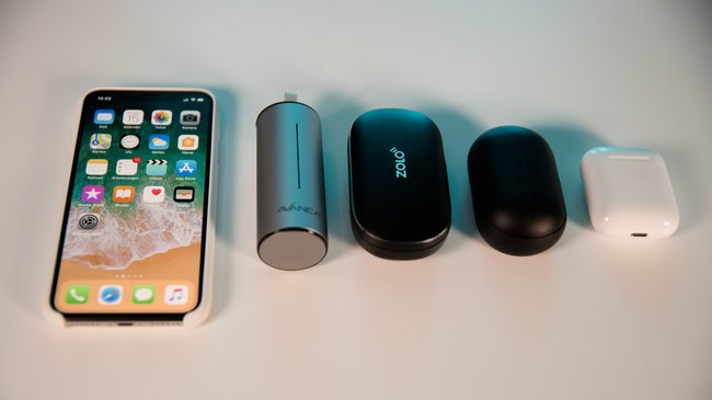 Ein iPhone X und die Etuis von Avanca Minim, Zolo Liberty +, Samsung Gear IconX 2018 und Apple AirPods im Vergleich